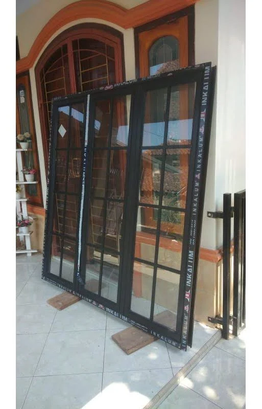 kusen +jendela aluminium buka 3 daun l150xt180 model ornamen 3inci kusen +jendela aluminium buka 3 daun l150xt180 model ornamen 3inci
